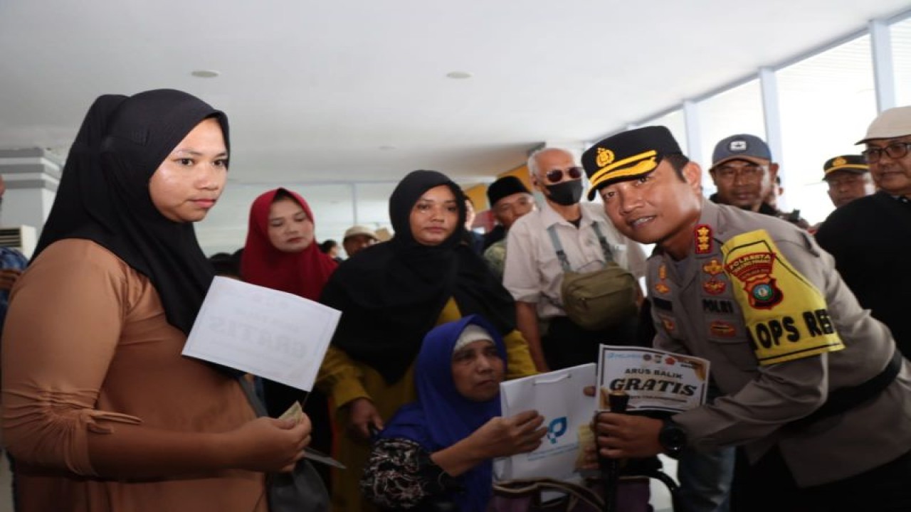 Kapolresta Tanjungpinang Kombes Pol Herbertus  Ompusunggu beserta jajaran melepas keberangkatan kapal angkutan arus balik gratis di Pelabuhan SBP Tanjungpinang, Kepri, Selasa (25/4/2023). (ANTARA/HO-Polresta Tanjungpinang)