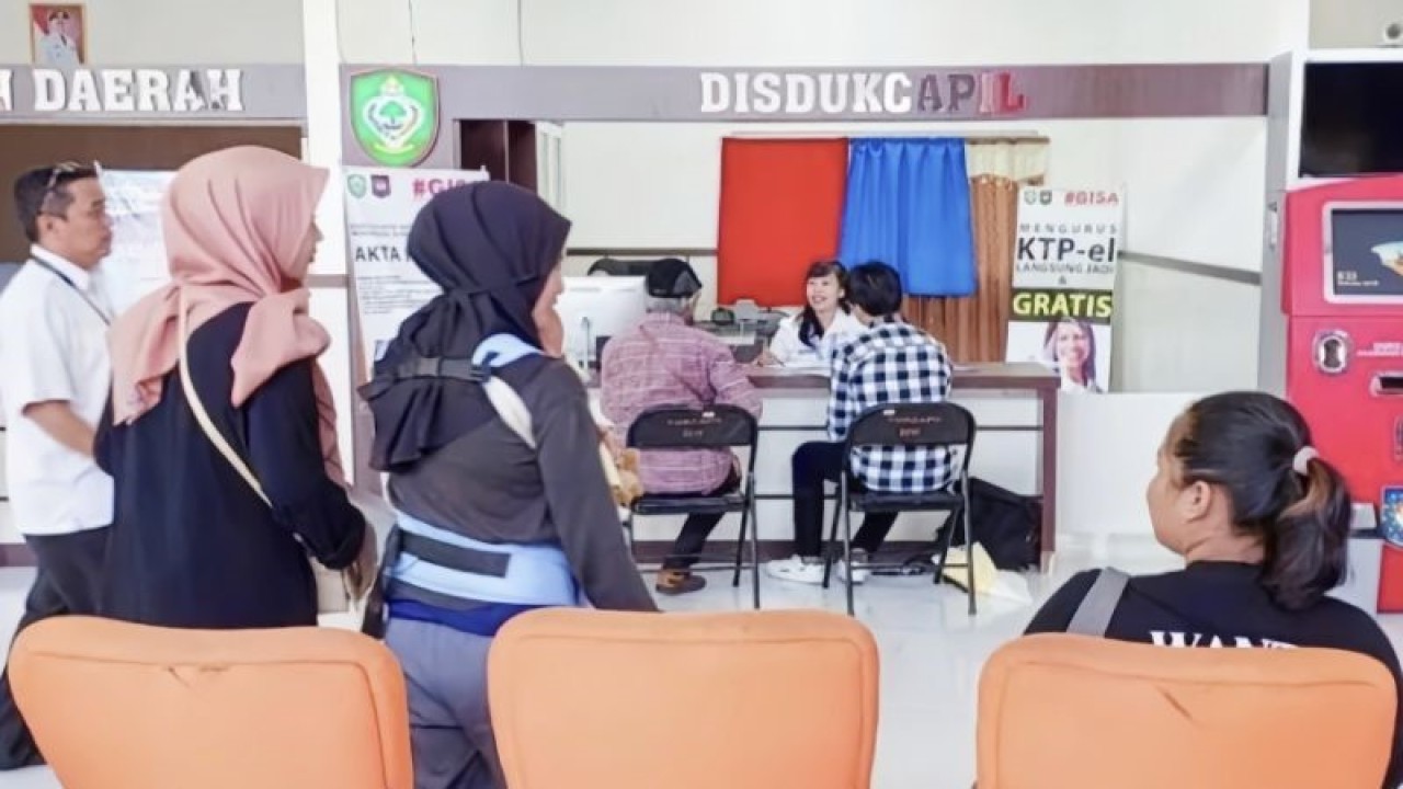 Arsip - Suasana unit pelayanan Disdukcapil di Mal Pelayanan Publik Habaring Hurung yang setiap harinya selalu ramai warga yang mengurus administrasi kependudukan. (ANTARA/Norjani)