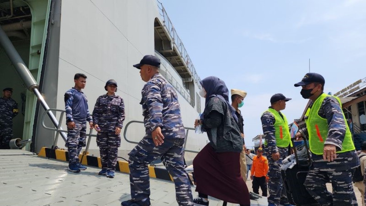 Pemilir menaiki KRI Banjarmasin dari Pelabuhan Tanjung Emas Semarang, Rabu, dengan rujuan Pelabuhan Tanjung Priok Jakarta (ANTARA/ I.C.Senjaya)