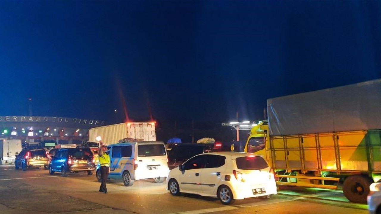 Petugas dari PJR Polda Banten saat memantau situasi antrean kendaraan di Gerbang Tol Cikupa, Kabupaten Tangerang pada puncak arus mudik Lebaran 2023. (ANTARA/Azmi Samsul Maarif)