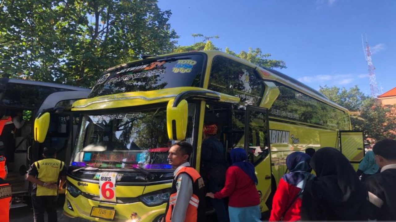 Pemudik memasuki bus mudik gratis menuju ke Banyuwangi di Kota Denpasar, Bali, Rabu (19/4/2023). (ANTARA/Ni Putu Putri Muliantari)