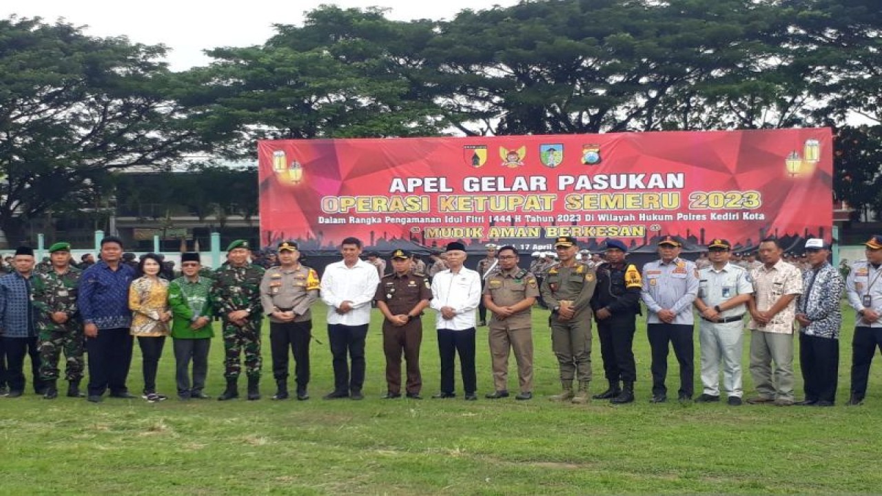 Wali Kota Kediri Abdullah Abu Bakar, Kapolres Kediri Kota AKBP Teddy Candra dalam apel pengamanan Operasi Ketupat Semeru 2023 di lapangan Pesantren Lirboyo, Kota Kediri, Jawa Timur, Senin (17/4/2023). ANTARA/ Asmaul