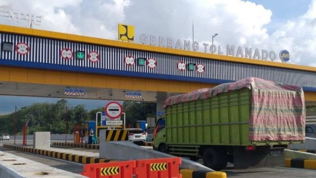 Sebanyak 5.288 kendaraan melintasi tol Manado-Bitung, di Sulawesi Utara (Sulut) pada H+2 Idul Fitri 1444 H Tahun 2023. ANTARA/Karel A Polakitan (1)