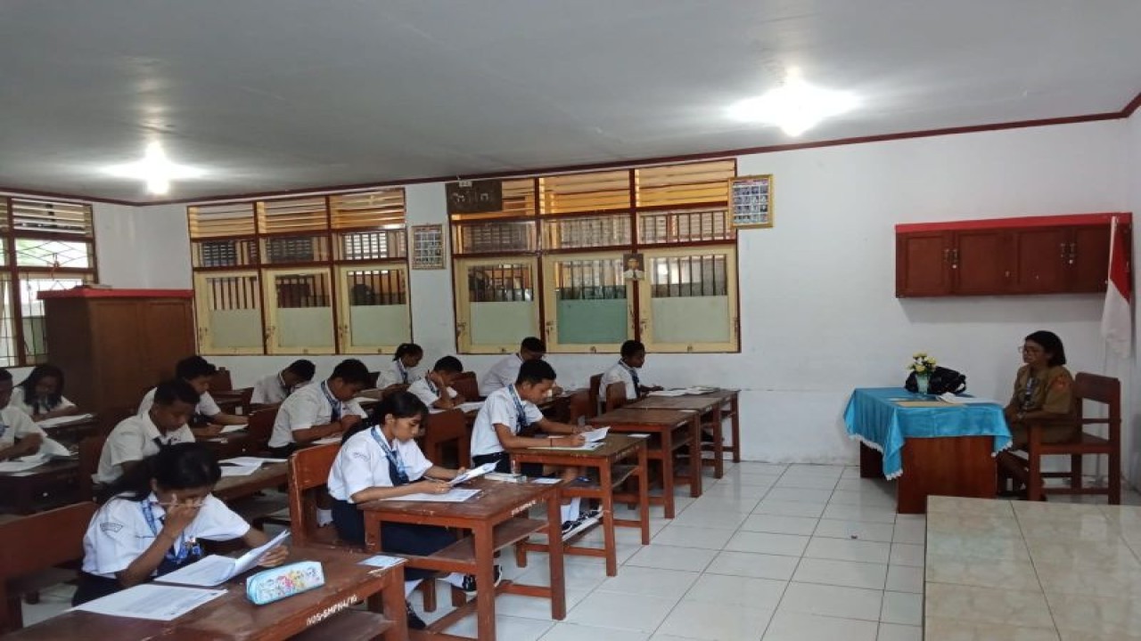 5.348 siswa Sekolah Menengah Pertama dan sederajat di Kota Ambon mengikuti ujian sekolah yang dilaksanakan 11- 14 April 2023. ANTARA/ Penina F Mayaut.