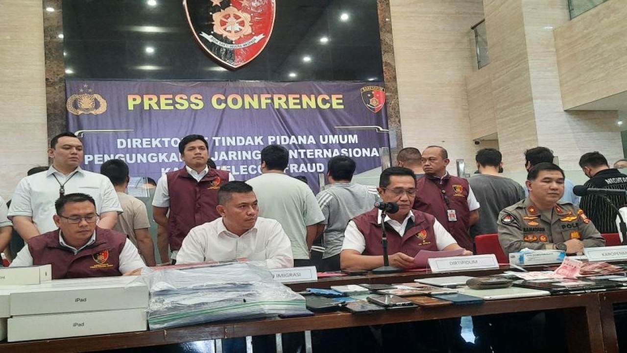 Direktorat Tindak Pidana Umum (Dittipdum) Bareskrim Polri gagalkan kejahatan Telecom Froud melibatkan 55 WNA asal Asia Timur, Jakarta, Rabu (5/4/2023). (ANTARA/Laily Rahmawaty)