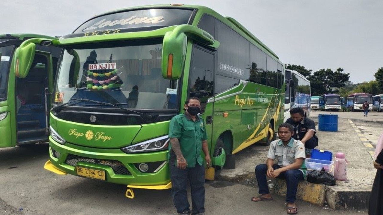 Sejumlah bus AKDP di Terminal Induk Rajabasa Bandarlampung sedang menunggu penumpang untuk naik ke daerah yang mereka tuju, Selasa (18/5/2021). ANTARA