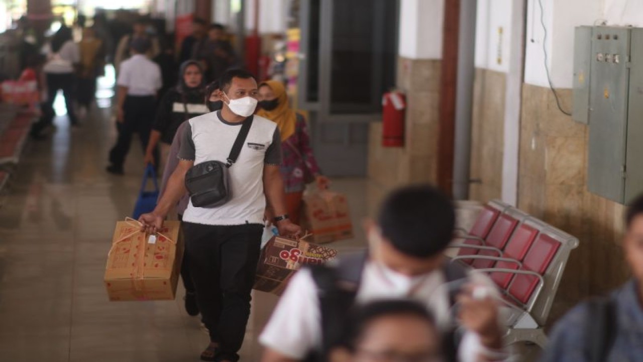 Sejumlah penumpang terpantau turun di StasiunMadiun pada arus mudik Lebaran 2023, Selasa (18/4/2023). ANTARA/HO-Humas Daop 7 Madiun