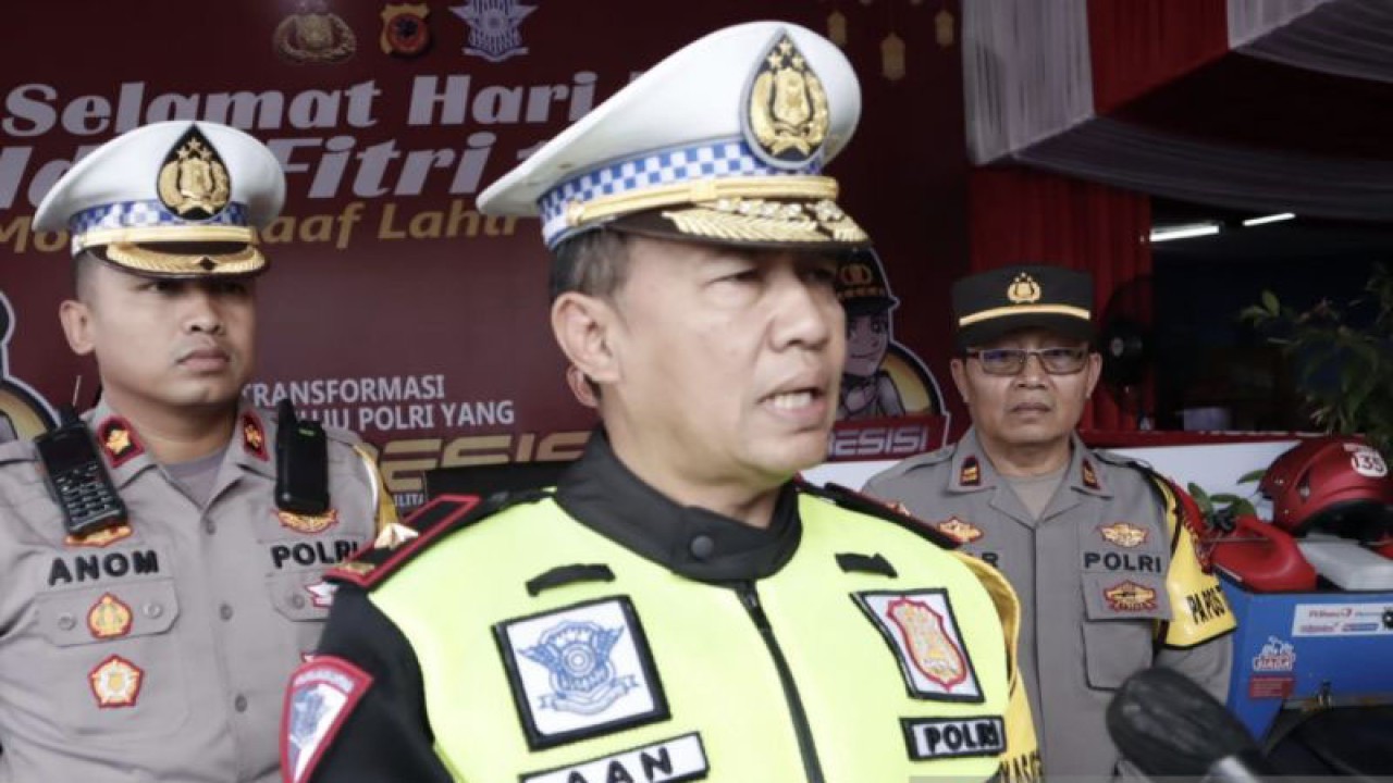 Dirgakkum Korlantas Polri Brigjen Polisi Aan Suhanan saat meninjau Pos Pengamanan Terpadu Cileunyi, Kabupaten Bandung, Jawa Barat, Selasa (25/4/2023). ANTARA/Bagus Ahmad Rizaldi