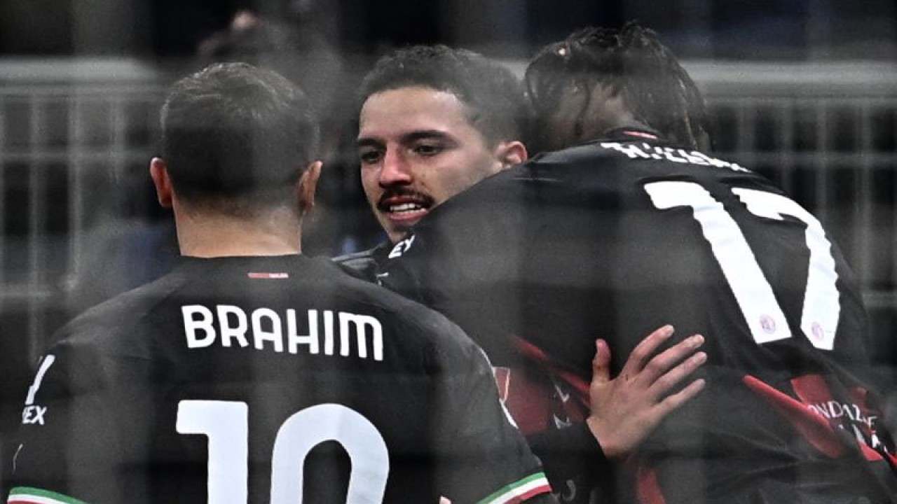 Bek AC Milan Ismael Bennacer (tengah) melakukan selebrasi setelah mencetak gol dalam pertandingan leg pertama perempat final Liga Champions lawan Napoli di San Siro pada 13 April 2023. ANTARA/AFP/GABRIEL BOUYS