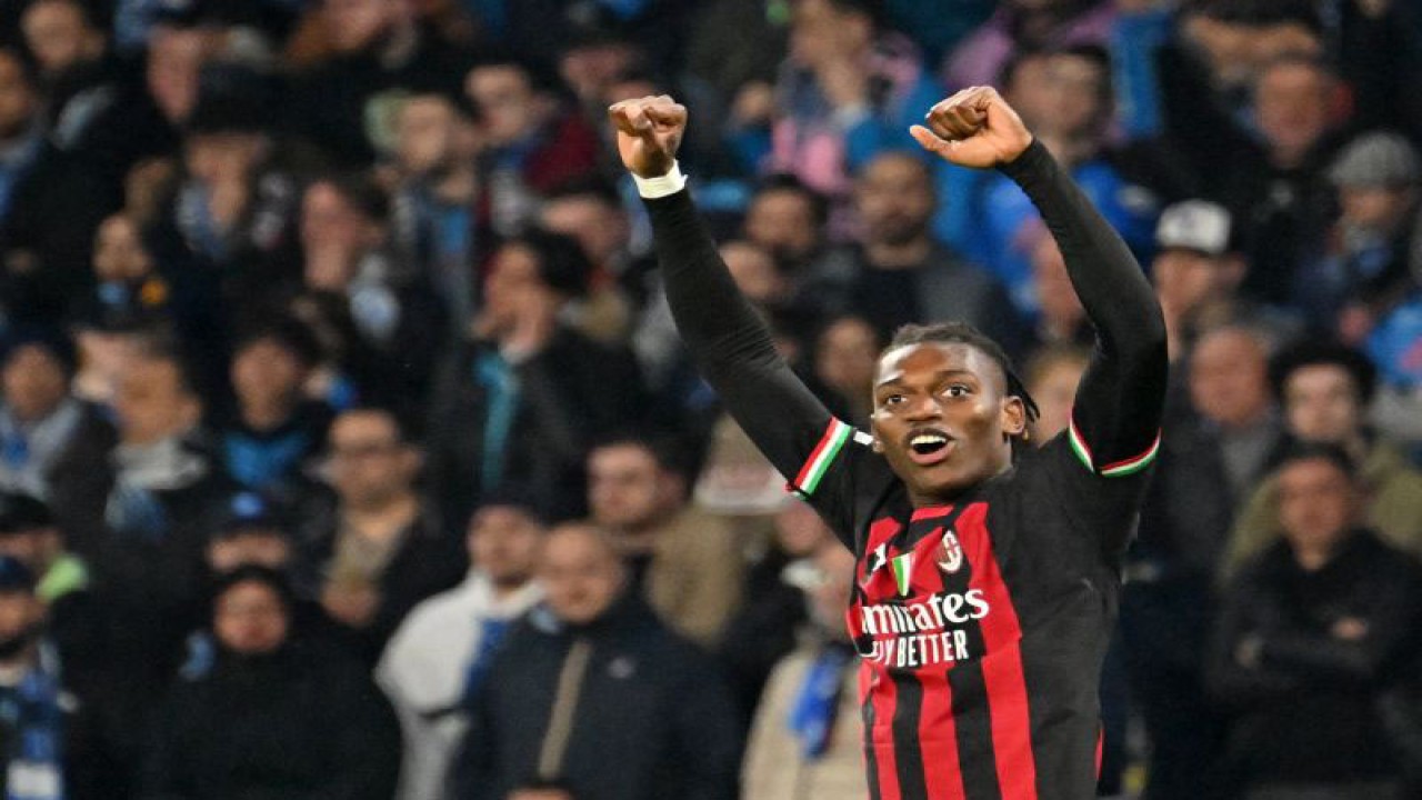 Penyerang AC Milan Rafael Leao melakukan selebrasi setelah mencetak gol pada perempat final Liga Champions antara Napoli melawan AC Milan di Diego-Maradona Stadium, Naples. (18/4/2023)(AFP/ALBERTO PIZZOLI)