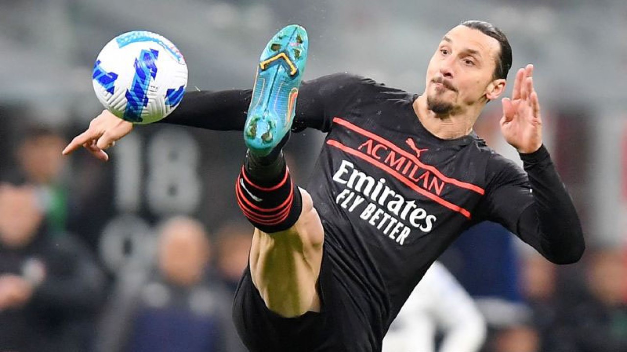 Pemain AC Milan Zlatan Ibrahimovic beraksi saat melawan Empoli pada pertandingan sepak bola Serie A di San Siro, Milan, Italia, Sabtu (12/3/2022). REUTERS/Daniele Mascolo/FOC/djo (REUTERS/DANIELE MASCOLO)