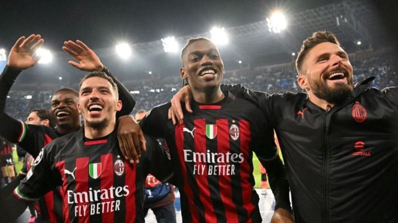 (Kiri ke Kanan) Pierre Kalulu, Ismael Bennacer, Rafael Leao dan Olivier Giroud melakukan selebrasi setelah AC Milan sukses melaju ke semifinal Liga Champions setelah menyingkirkan Napoli di perempat final dengan agregat 2-1 pada 18 April 2023. ANTARA/AFP/Alberto PIZZOLI