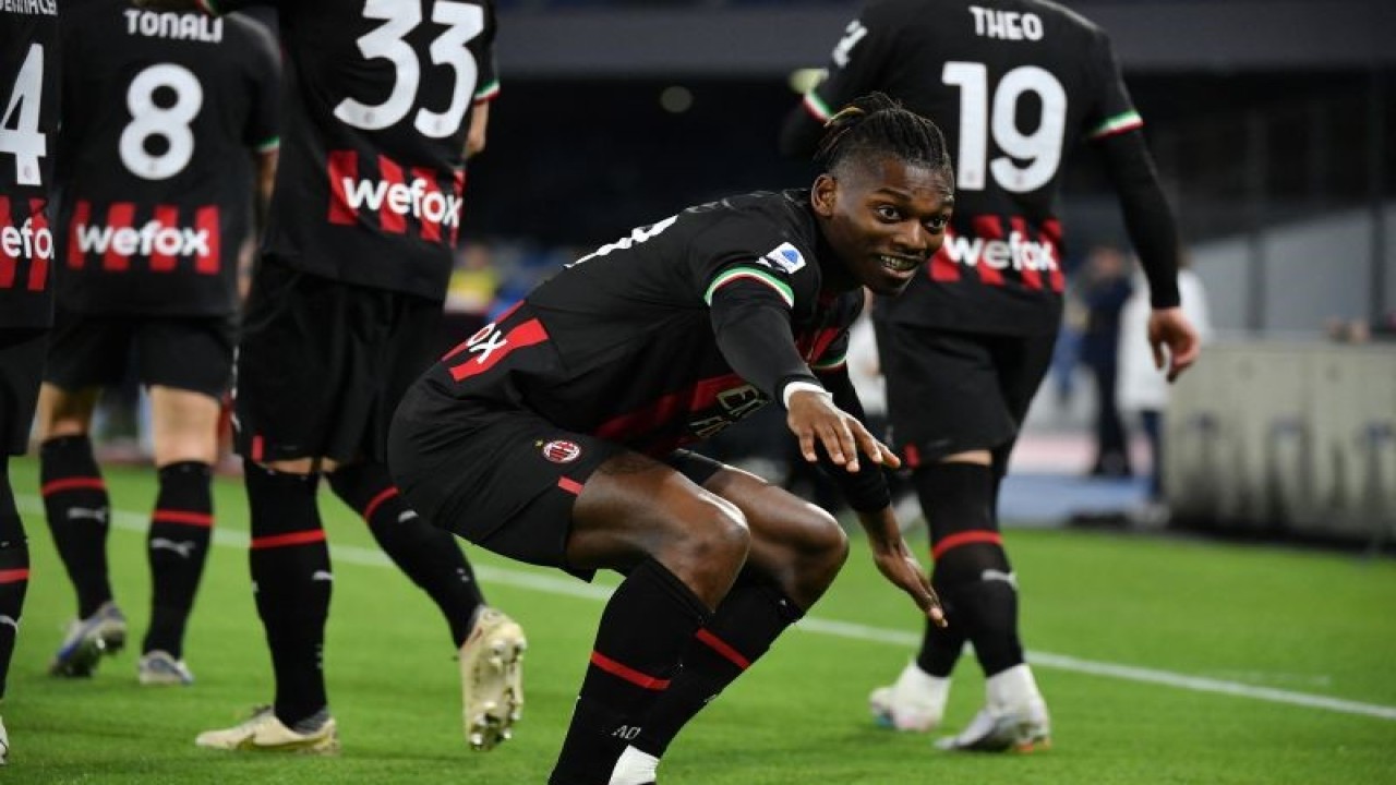 Selebrasi Rafael Leao setelah mencetak gol pembuka AC Milan dalam pertandingan Liga Italia pekan ke-28 lawan Napoli pada 2 April 2023. ANTARA/AFP/TIZIANA FABI