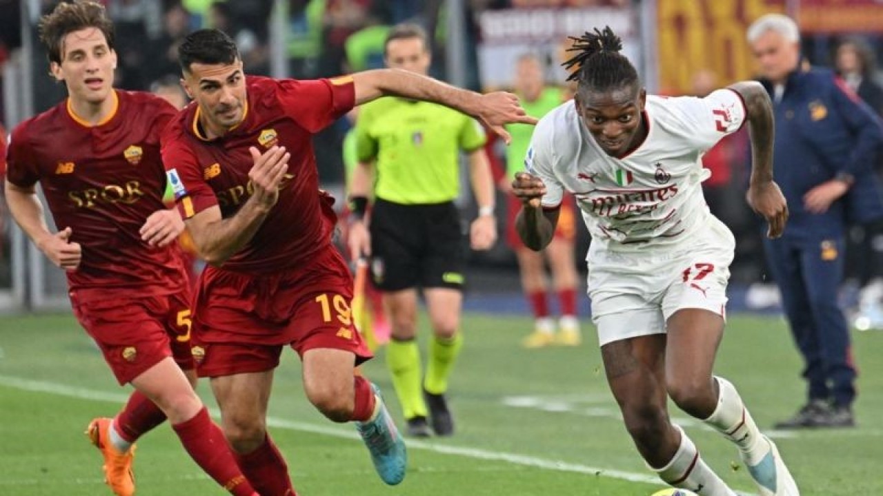 Penyerang AC Milan Rafael Leao (kanan) mencoba melewati bek AS Roma Zeki Celik dalam pertandingan liga Italia di Olympic stadium pada 29 April 2023. ANTARA/AFP/Alberto PIZZOLI