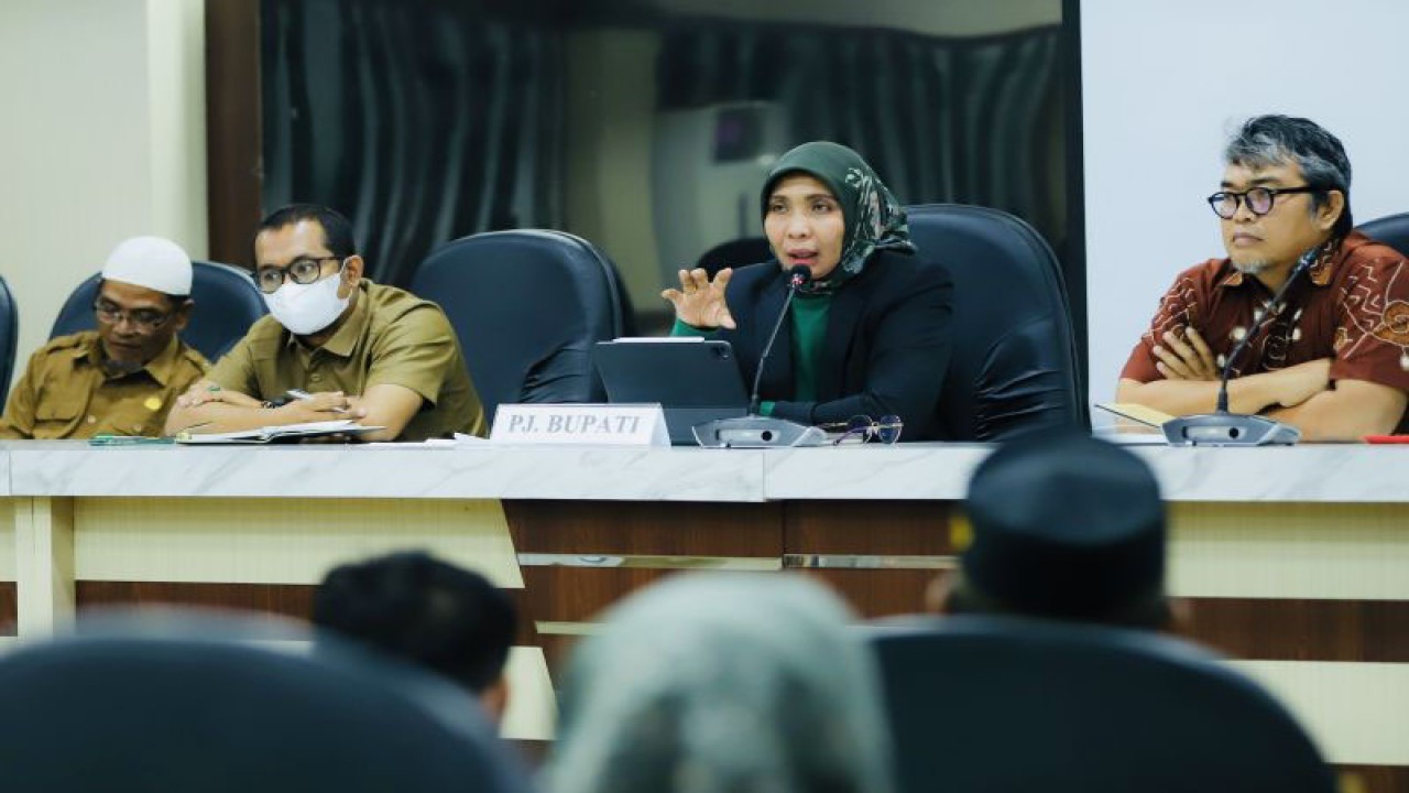 Pj Bupati Nagan Raya, Aceh, memimpin rapat di Aula Setdakab Nagan Raya, Kompleks Perkantoran Suka Makmue terkait rencana pembukaan Taman Hutan Raya (Tahura) di kawasan lahan gambut Rawa Tripa, Selasa (4/4/2023). (ANTARA/HO-Dok. Pemkab Nagan Raya Aceh)