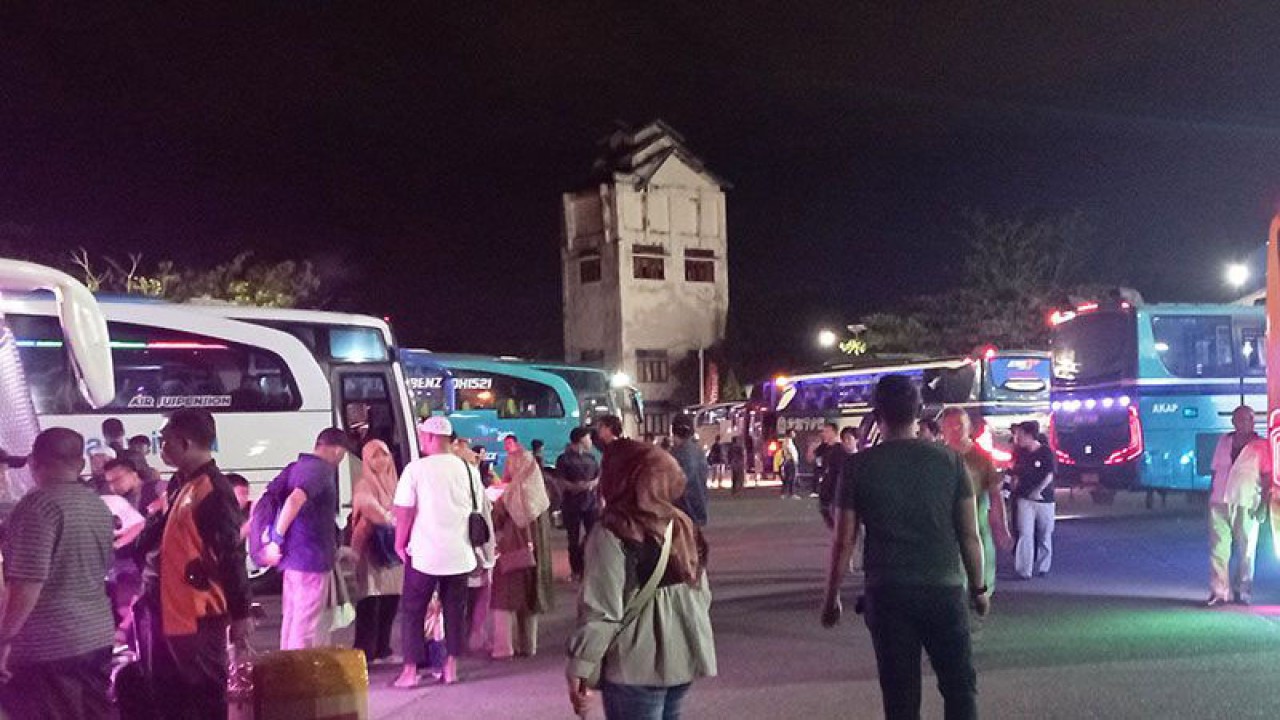 Penumpang di Terminal Banda Aceh, Senin (17/4/2023) malam. ANTARA/M Haris SA