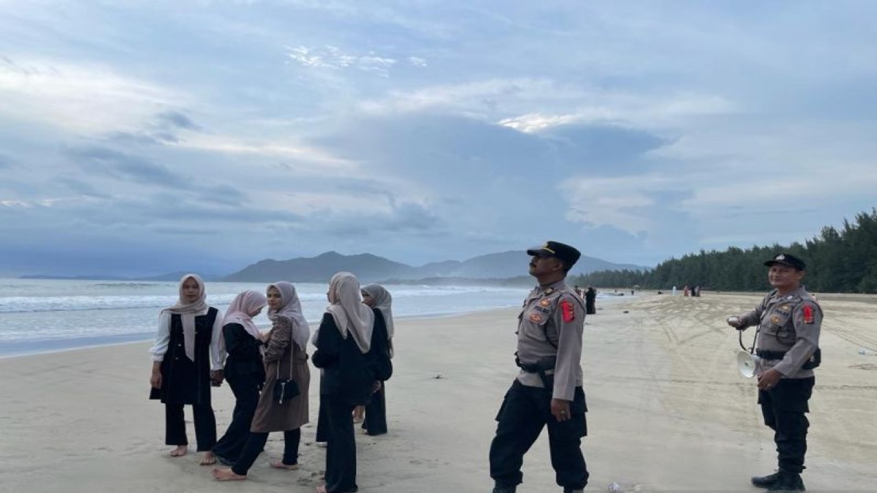Personel Polres Aceh Besar saat melakukan patroli di objek wisata Laut Lhoknga, Senin (24/4/2023) (ANTARA/HO)