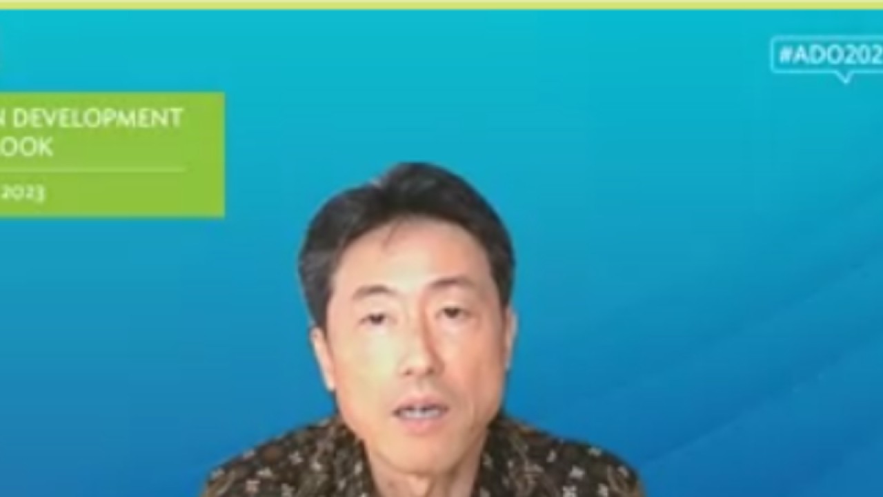 Direktur ADB untuk Indonesia Jiro Tominaga dalam virtual webinar Asian Development Outlook April 2023 yang dipantau secara daring di Jakarta, Selasa (04/04/2023). (ANTARA/Agatha Olivia Victoria)