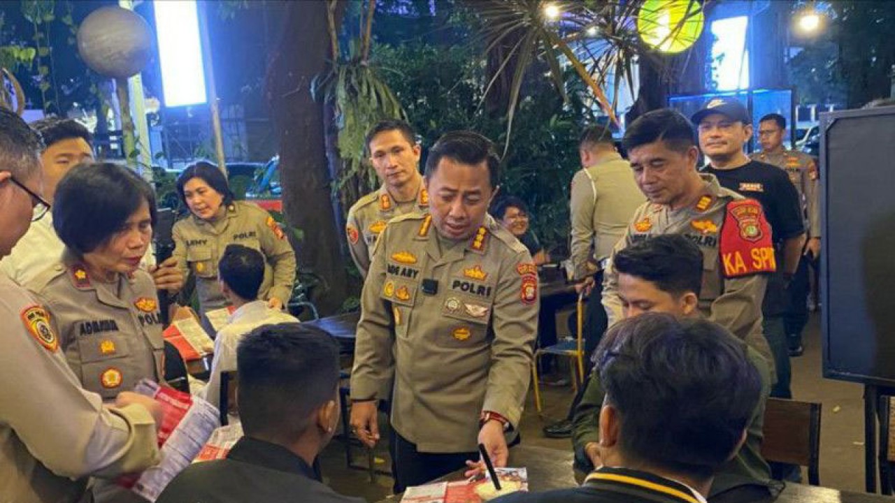 Kapolres Metro Jakarta Selatan Kombes Ade Ary Syam Indradi melakukan sosialisasi kepada masyarakat tentang Hallo Polisi, Jakarta, Senin (10/4). ANTARA/Luthfia Miranda Putri