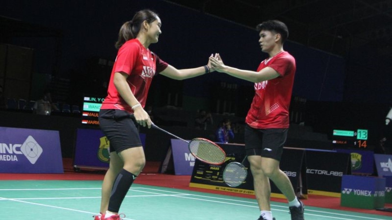 Pasangan ganda campuran Indonesia, Adnan Maulana (kanan) dan Nita Violina Marwah (kiri) bersalaman usai mengalahkan lawannya pebulu tangkis asal Taipei, Yu Chieh Lin-Xin Yu Wang dalam babak 16 besar Mansion Sport Indonesia International Challenge 2022 di Platinum Arena, Malang, Jawa Timur, Kamis (13/10/2022). ANTARA FOTO/Ari Bowo Sucipto/hp. (ARI BOWO SUCIPTO/ARI BOWO SUCIPTO)