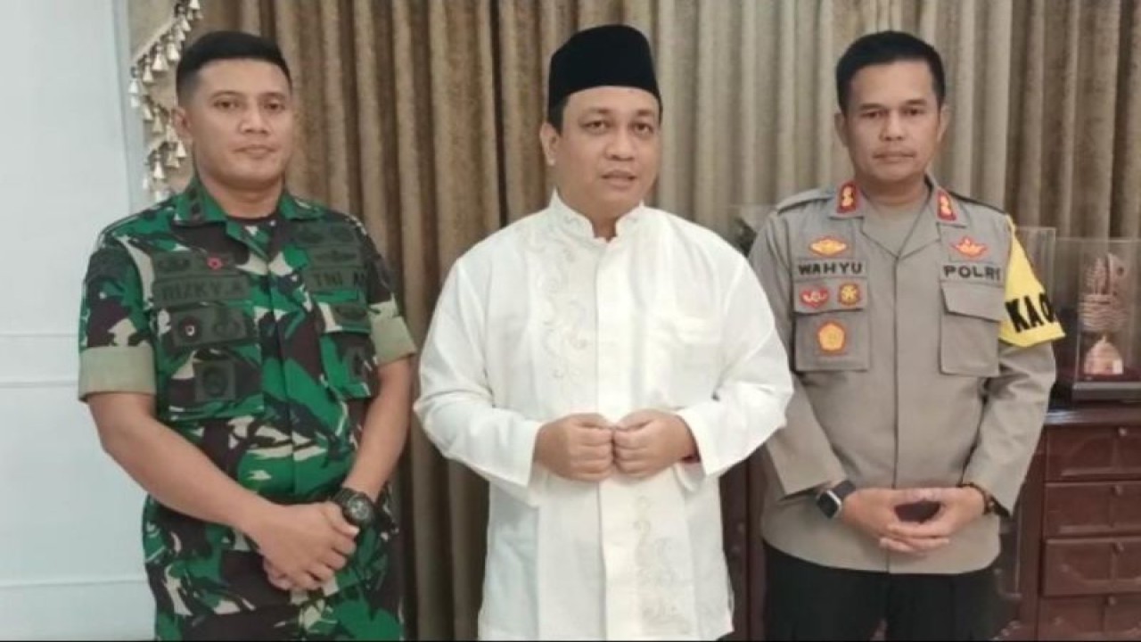 Wali Kota Pekalongan Afzan Arslan Djunaid bersama Kapolres Pekalongan Kota Pekalongan AKBP Wahyu Rohadi dan Komandan Kodim Pekalongan pada acara pertemuan dengan Pengurus Daerah Muhammadiyah, Selasa (18/4). (ANTARA/HO-Humas Pemkot Pekalongan)