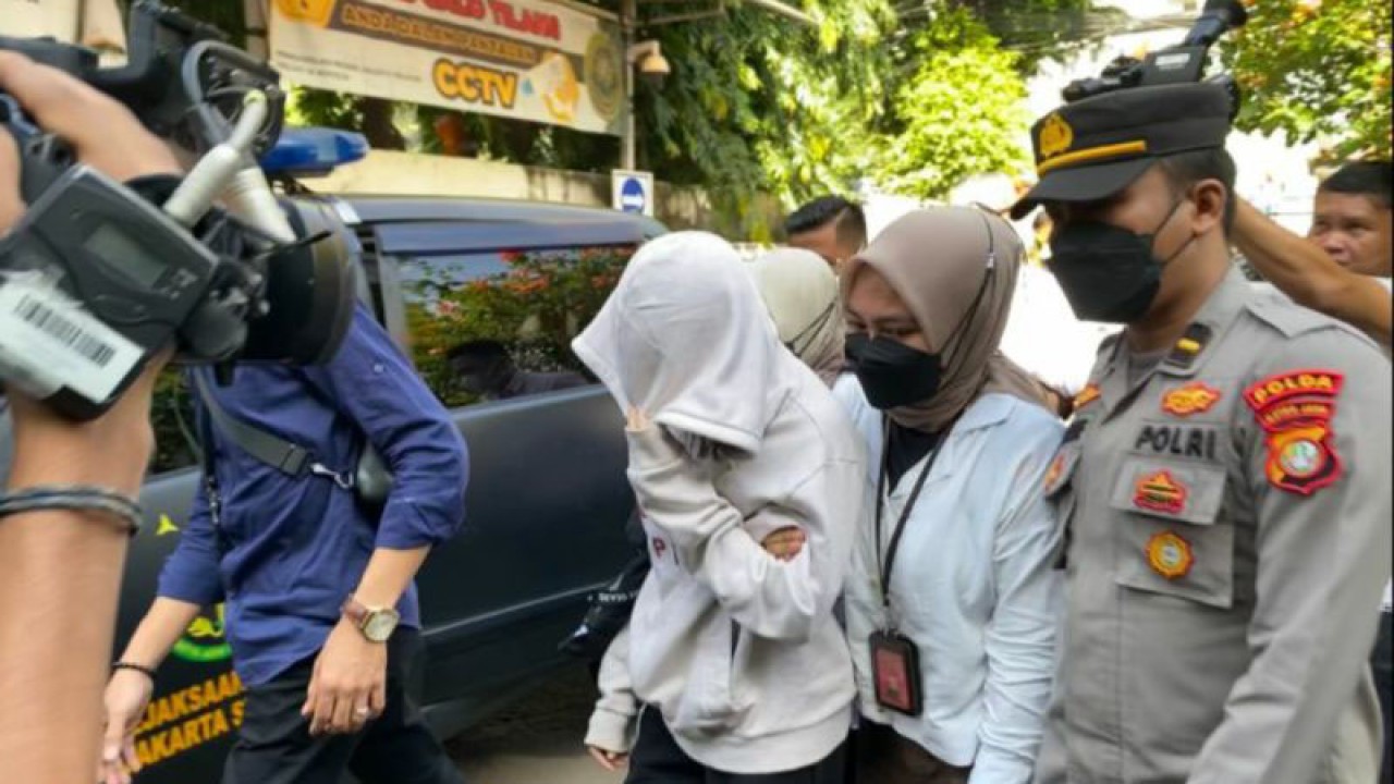 Penampilan anak AG mendatangi Pengadilan Negeri Jakarta Selatan menjalani putusan sela, Jakarta, Senin (3/4/2023). ANTARA/Luthfia Miranda Putri