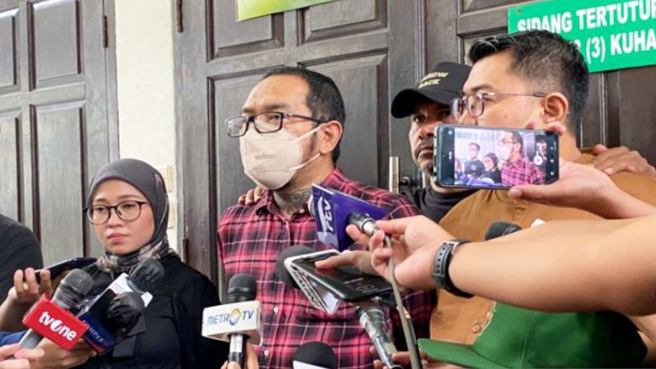 Jonathan Latumahina ayah dari D korban penganiayaan memberikan keterangan kepada wartawan, Jakarta, Senin (3/4/2023). ANTARA/Luthfia Miranda Putri