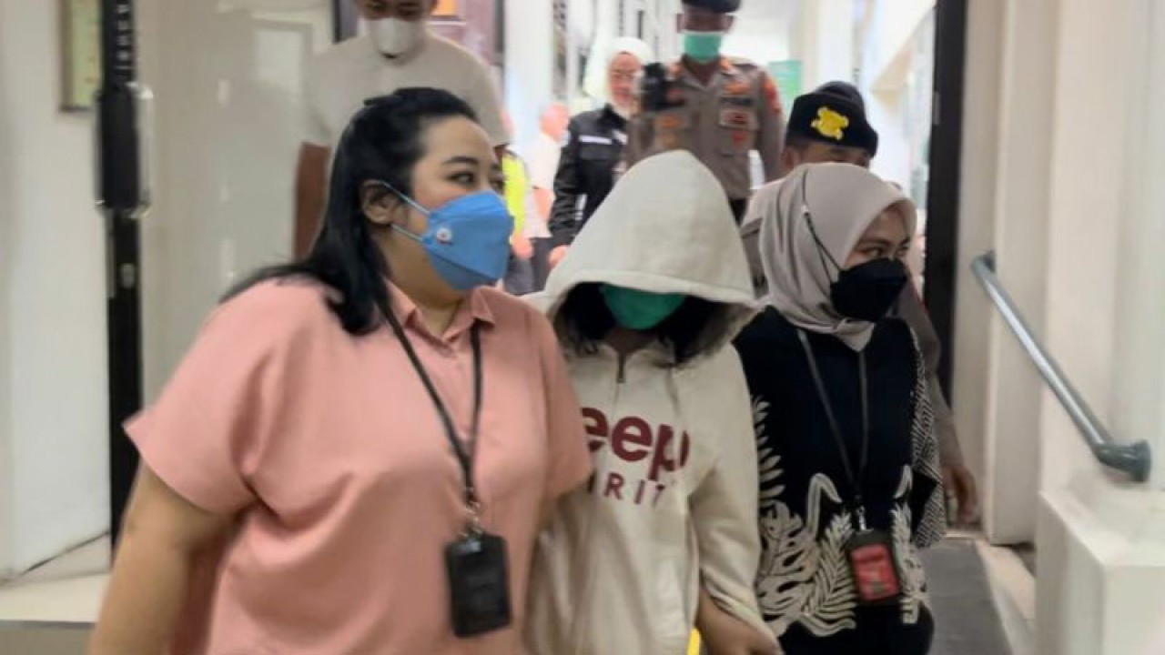 Penampilan AG saat mendatangi Pengadilan Negeri Jakarta Selatan, Jakarta, Kamis (30/3/2023). ANTARA/Luthfia Miranda Putri