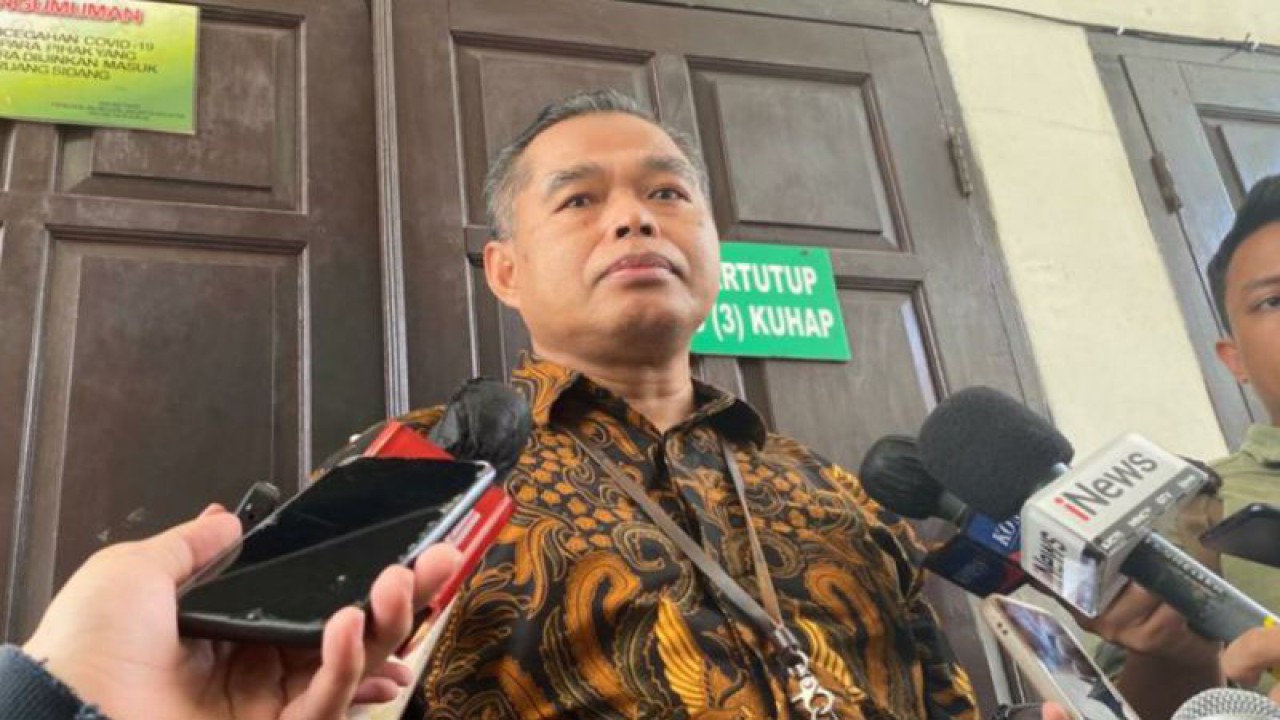 Pejabat Humas Pengadilan Negeri Jakarta Selatan Djuyamto memberikan keterangan kepada wartawan, Jakarta, Kamis (30/3/2023). ANTARA/Luthfia Miranda Putri