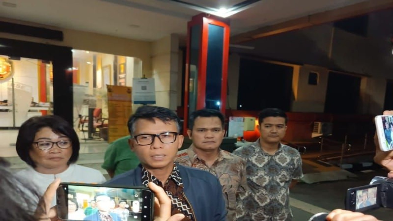 Dirreskrimum Polda Sumut Kombes Pol Sumaryono memberikan keterangan kepada awak media terkait perkara AH, Jumat malam (28/4/2023). (ANTARA/M Sahbainy Nasution)