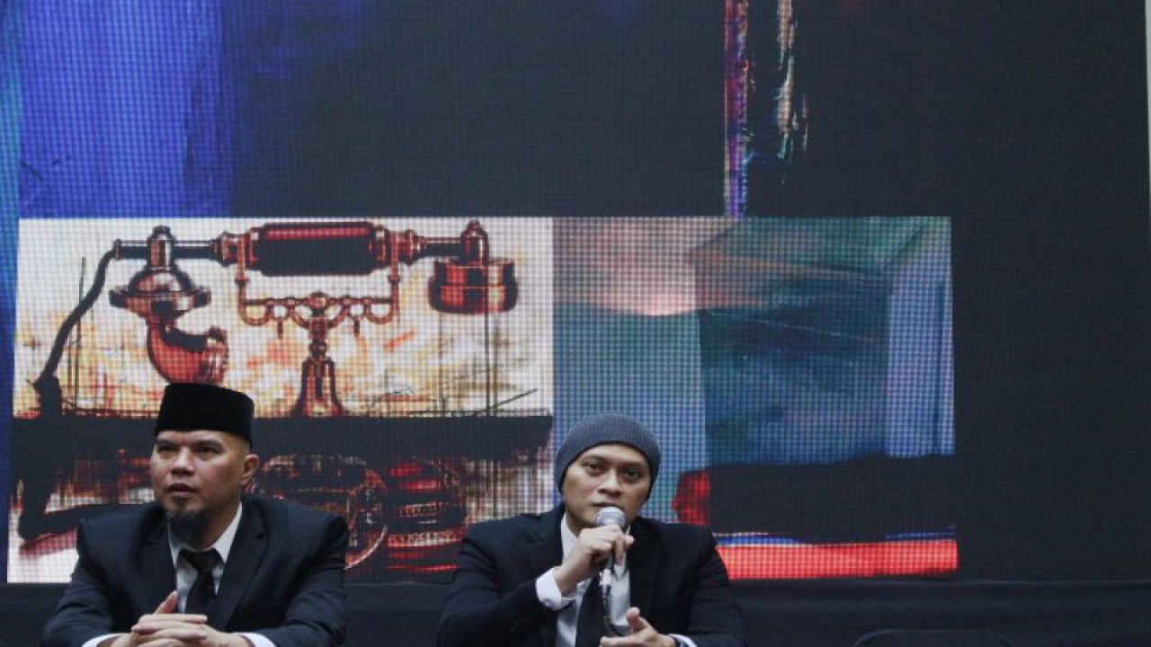 Personel Dewa 19 Ahmad Dhani (kiri) dan Andra Ramadhan (kanan) saat peluncuran video musik "Love is Blind" di Jakarta, Selasa (4/4/2023). (ANTARA/Adnan Nanda)