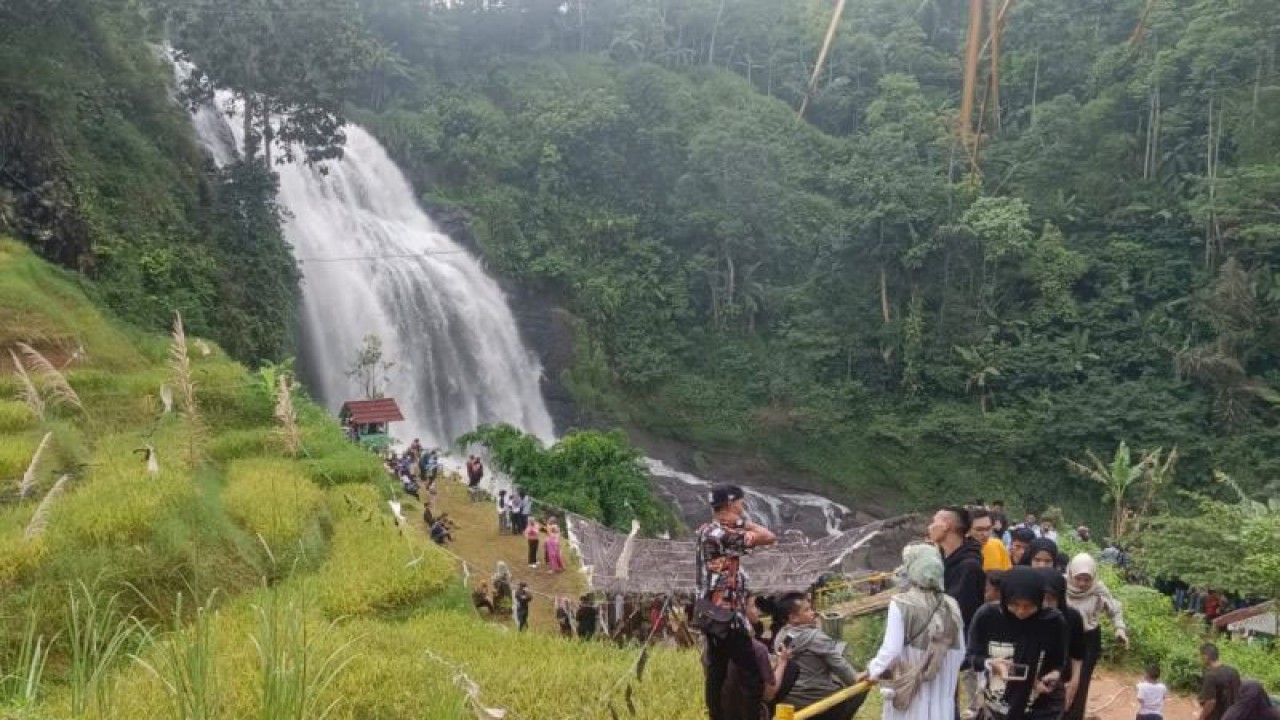 Curug Cikondang di Kecamatan Campaka, Cianjur, Jawa Barat, dipadati pengunjung dari luar kota termasuk pemudik yang hendak menghabiskan libur hari raya, Selasa (25/4/2023).(ANTARA/Ahmad Fikri).