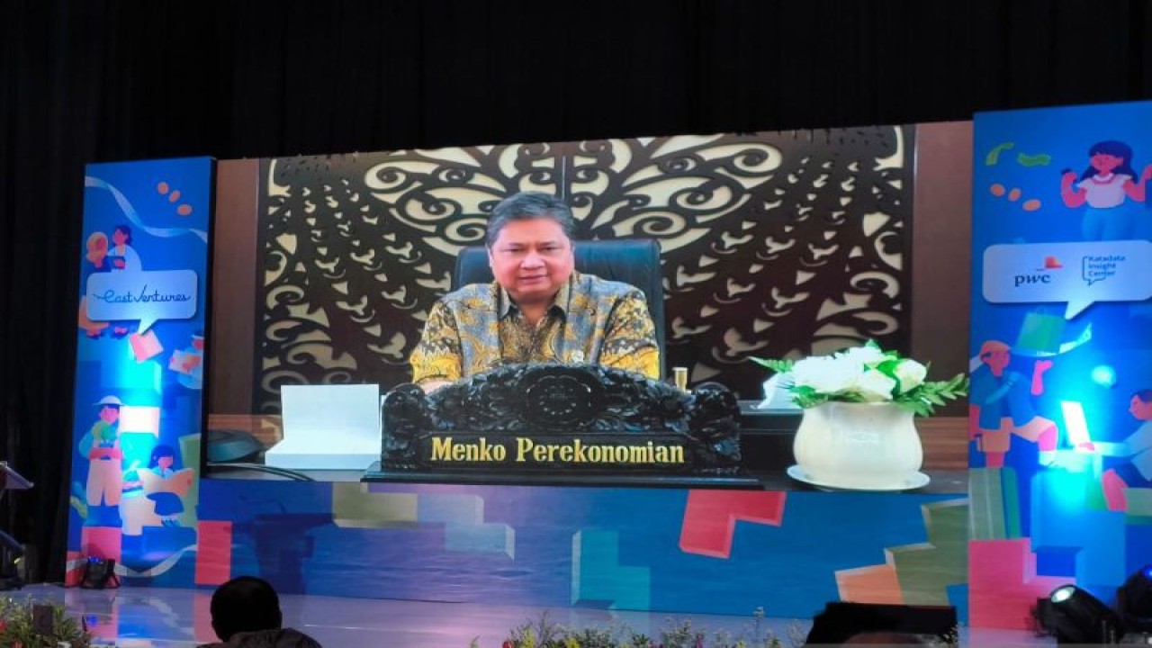 Menteri Koordinator Bidang Perekonomian Airlangga Hartarto hadir virtual dalam Peluncuran Laporan Digital Competitiveness Index East Venture 2023 di Jakarta, Rabu (6/4/2023). (ANTARA/HO-KemenkoEkonomi/pri)