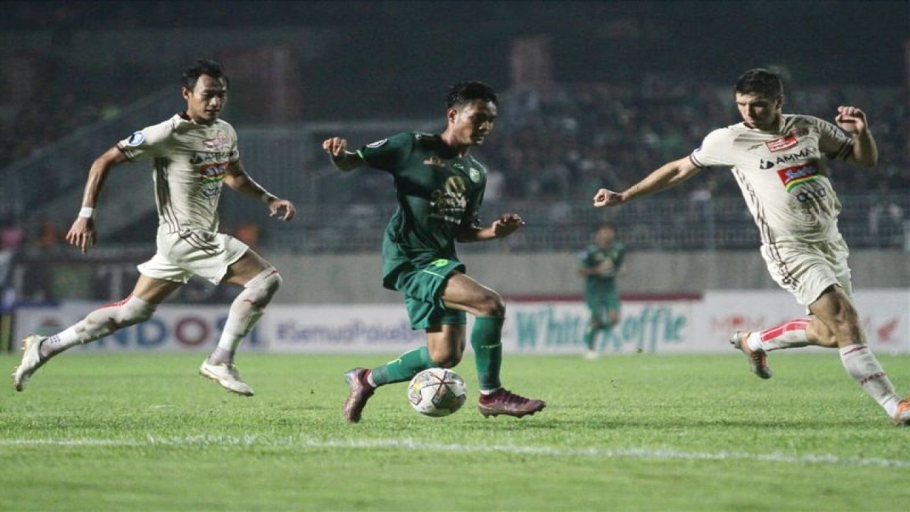 Pemain Persebaya Brylian Aldama (tengah) dikawal pemain Persija Hansamu Yama (kiri) dan Ondrej Kudela (kanan) saat pertandingan Liga 1 Indonesia musim 2022/2023 di Stadion Gelora Joko Samudro, Gresik, Rabu (5/4/2023). (ANTARA/Moch Asim)