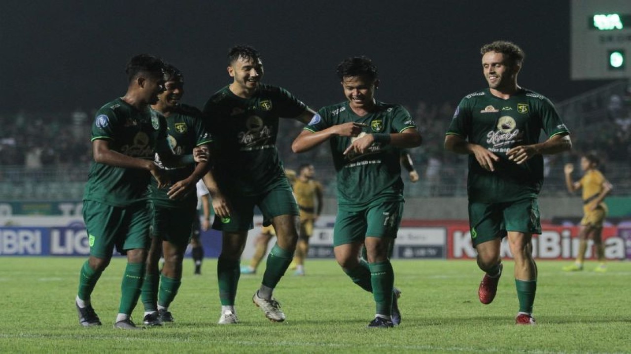 Sejumlah pemain Persebaya melakukan selebrasi usai Denny Agus mencetak gol saat melawan Dewa United pada pertandingan Liga 1 Indonesia musim 2022/2023 di Stadion Gelora Joko Samudro, Gresik, Sabtu (15/4/2023) malam. (ANTARA/Moch Asim)