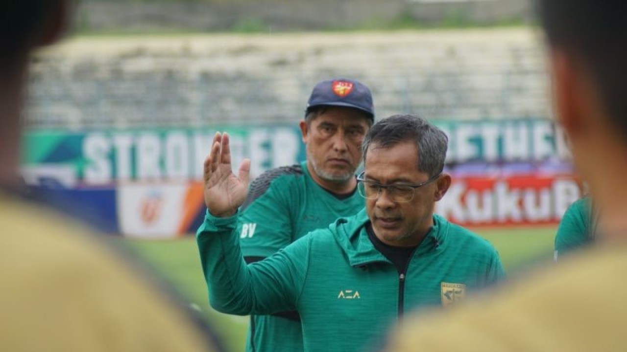 Pelatih Persebaya Aji Santoso memberi arahan pemainnya sebelum melaksanakan latihan di Stadion Gelora Joko Samudro, Gresik, beberapa waktu lalu. (ANTARA/Naufal Ammar Imaduddin)