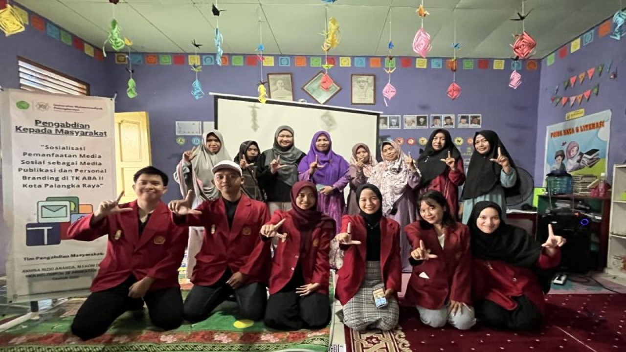 Akademisi UMPR tingkatkan kemampuan pengelolaan media sosial terhadap pengelola sekolah TK Terpadu Aisyiyah Bustanul Athfal (TK ABA) II Kota Palangka Raya. (ANTARA/HO-Fisipol UMPR)