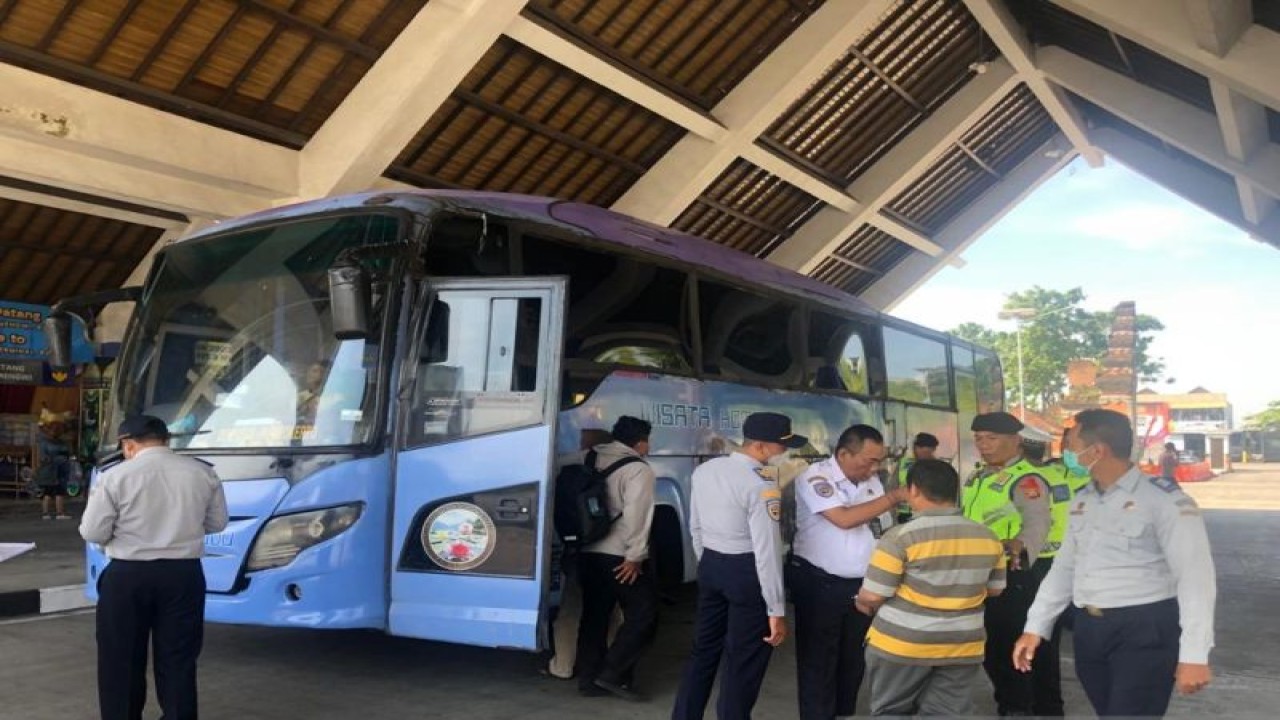 Penumpang bus AKAP turun di Terminal Mengwi saat arus balik, Badung, Bali. ANTARA/Ni Putu Putri Muliantari