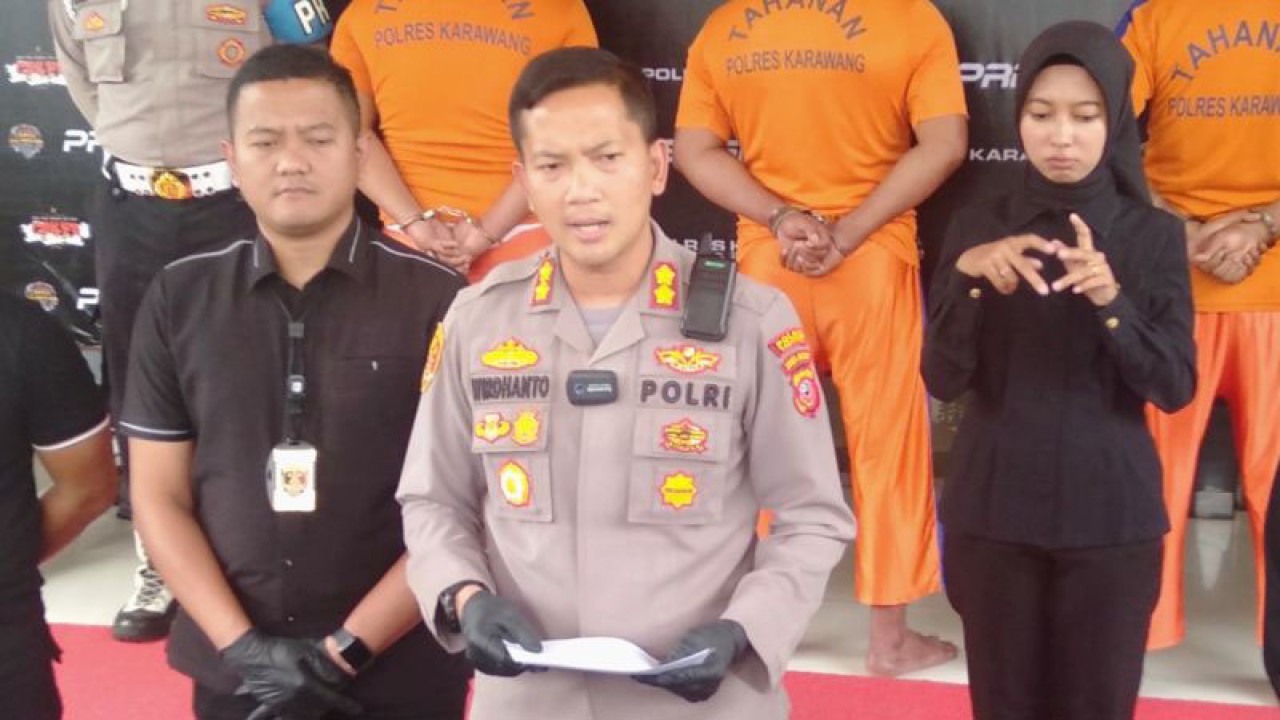 Kapolres Kabupaten Karawang AKBP Wirdhanto Hadicaksono. (ANTARA/Ali Khumaini/dok)