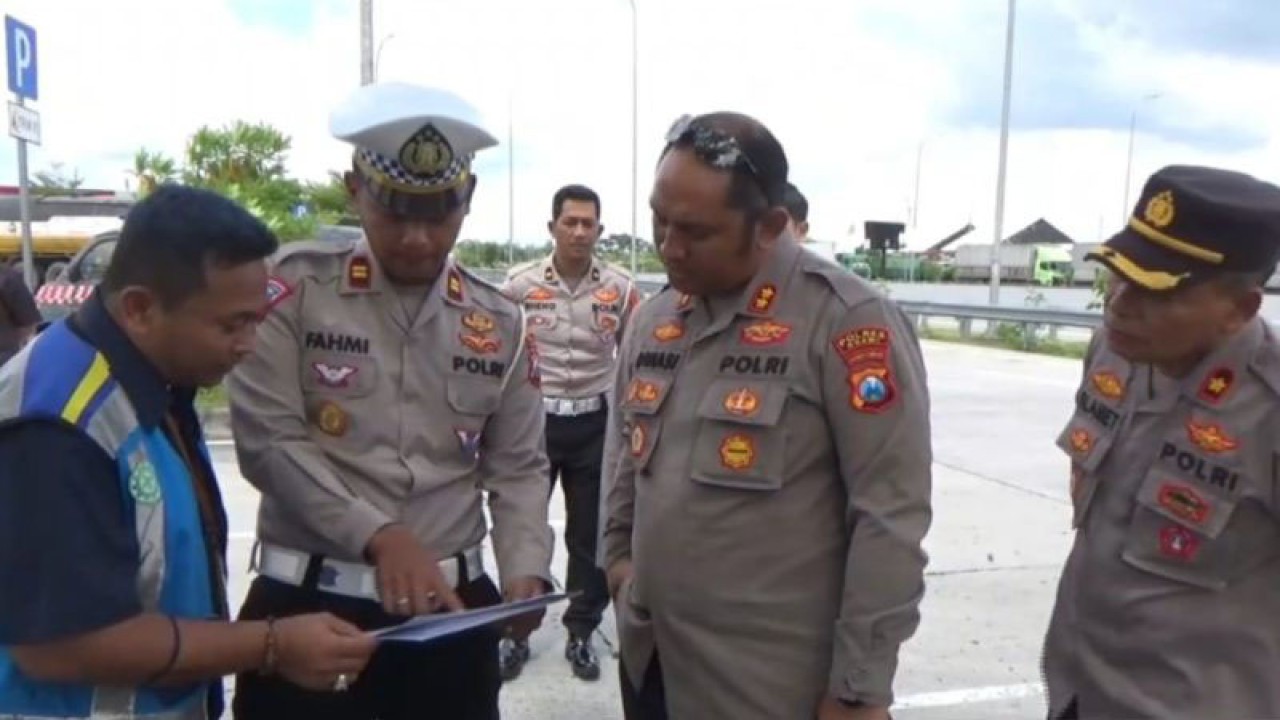 Kapolres Ngawi AKBP Dwiasi Wiyatputera bersama jajaran dan pihak pengelola Jalan Tol Ngawi-Kertosono saat melakukan pemantauan kesiapan jalur tol untuk mudik Lebaran 2023 di titik rest area Ngawi, Selasa (11/4/2023). ANTARA/Louis Rika.