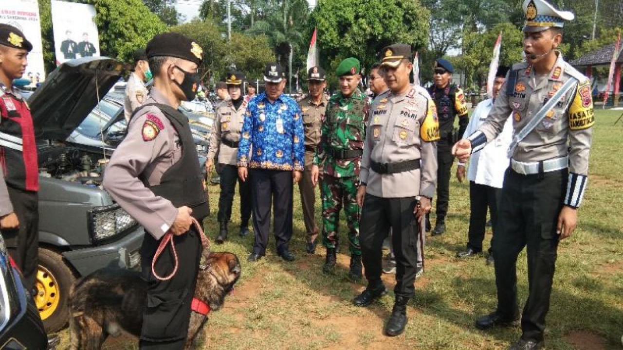 Kepala Polres Pekalongan Kota AKBP Wahyu Rohadi didampingi Wakil Wali Kota Pekalongan melakukan pengecekan sarana dan prasaran untuk pelaksanaan operasi Ketupat Candi 2023 di Pekalongan, Senin (17/4/2023). (ANTARA/Kutnadi)