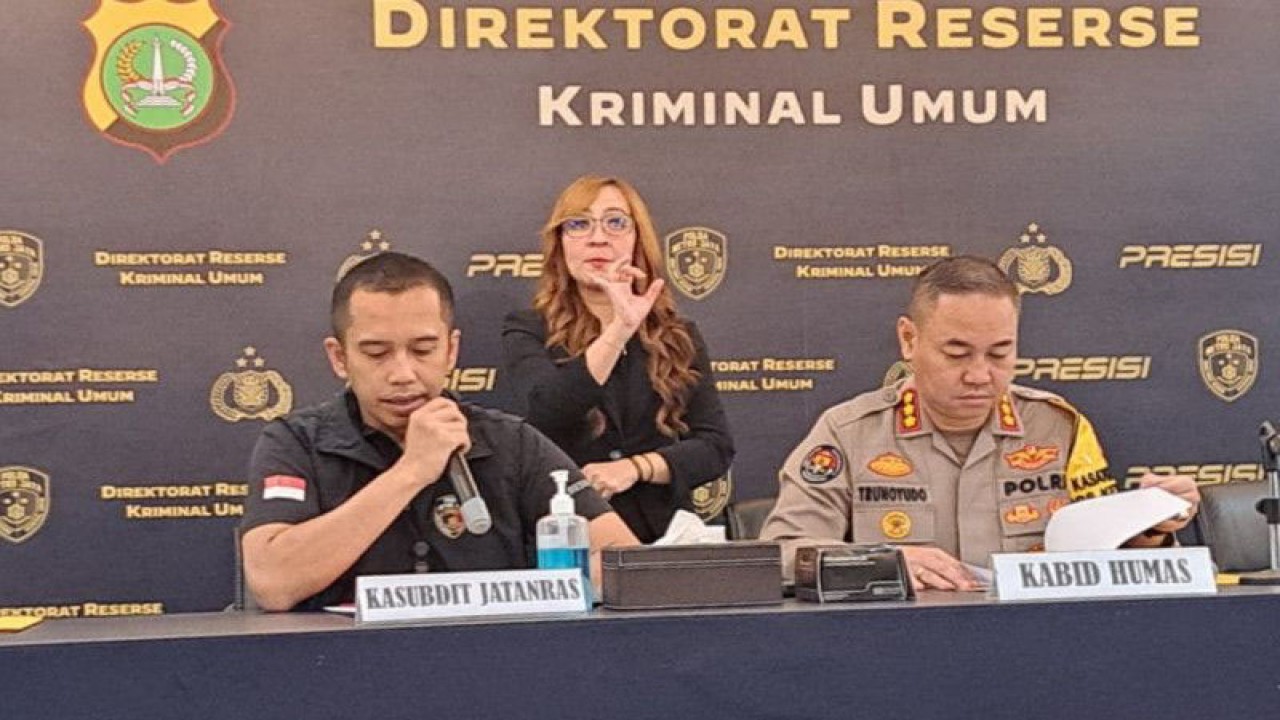 Kasubdit Jatanras Polda Metro Jaya AKBP Indrawienny Panjiyoga (kiri) saat konferensi pers didampingi Kabid Humas Polda Metro Jaya Kombes Pol Trunoyudo Wisnu Andiko di Jakarta, Kamis (20/4/2023). ANTARA/Ilham Kausar