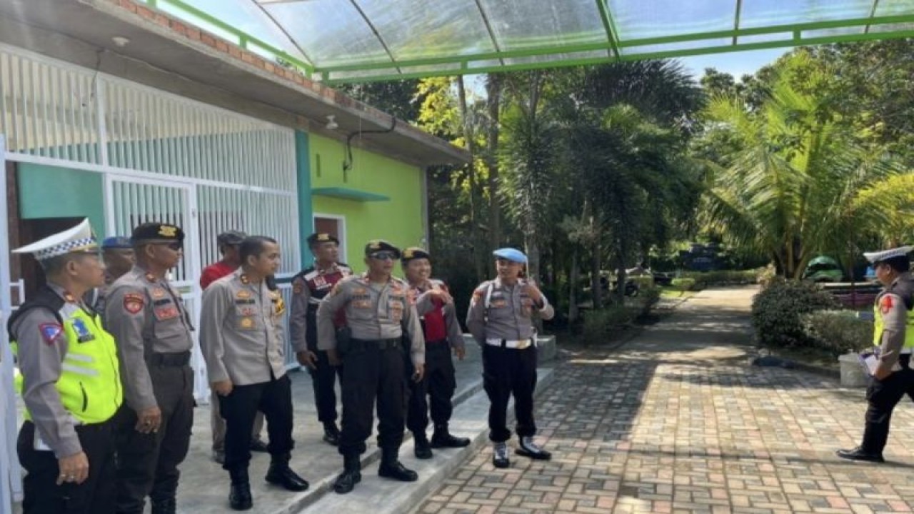 Kapolres Metro, AKBP Sulistyo Nugroho (tengah) bersama jajaran saat memantau pengamanan di salah satu objek wisata di Metro, Selasa (25/4/2023). ANTARA/HO-Humas Polres Metro.