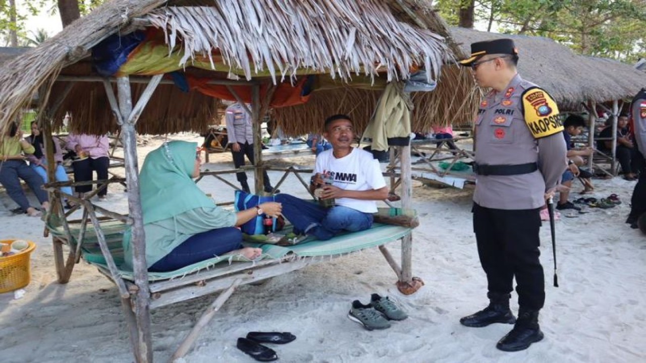 Kapolres Bintan, Polda Kepulauan Riau (Kepri), AKBP Riky Iswoyo menunjau aktivitas pengunjung di pantai Trikora pada momentum Idul Fitri 1444 Hijriah, Rabu (26/4/2023). (ANTARA/HO-Humas Polres Bintan)