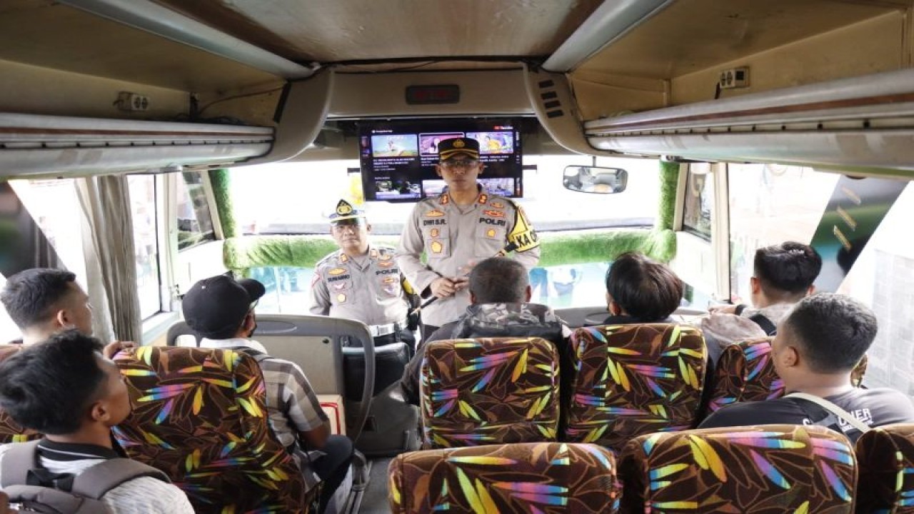 Kapolres Situbondo AKBP Dwi Sumrahadi Rakhmanto menyapa peserta balik mudik gratis sebelum diberangkatkan dari Pelabuhan Jangkar. Kamis (27/4/2023) ANTARA/HO-Humas Polres Situbondo