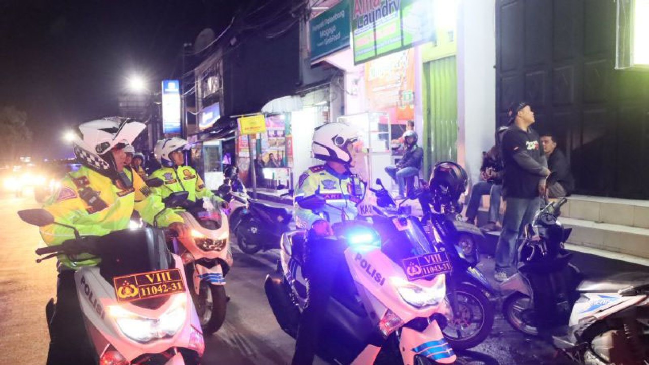 Kapolres Sukabumi Kota AKBP Ari Setyawan Wibowo saat memimpin langsung KRYD dengan melakukan patroli menggunakan sepeda motor pada Rabu, (26/4/2023) dini hari ke sejumlah jalan protokol dan permukiman warga di wilayah Kota Sukabumi, Jabar. Antara/Aditya Rohman