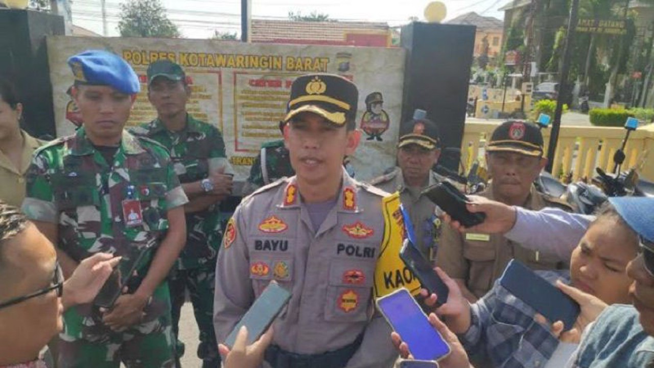 Dokumentasi. Kapolres Kobar AKBP Bayu Wicaksono saat memberikan keterangan kepada media. (ANTARA/M Husein Asy'ari)