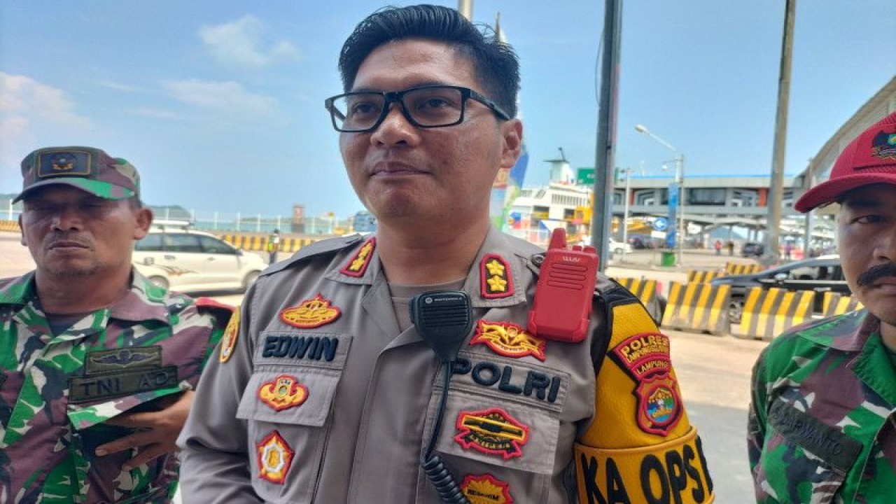 Kapolres Lampung Selatan, AKBP Edwin, saat ditemui di Pelabuhan Bakauheni Lampung, (27/4/2023). ANTARA/Walda