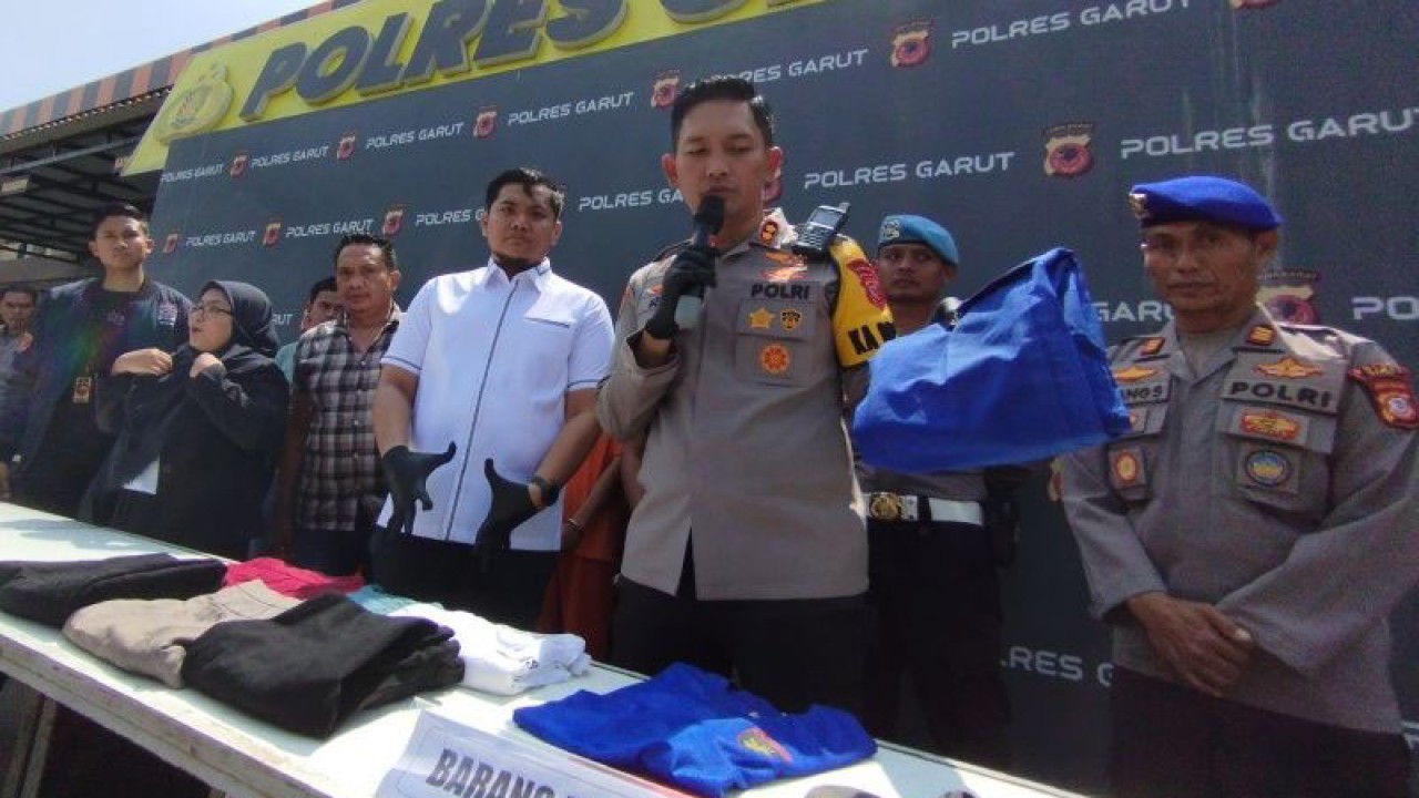 Kepala Kepolisian Resor Garut AKBP Rio Wahyu Anggoro menunjukkan barang bukti kasus penganiayaan tiga wisatawan terhadap anggota Satpolairud di Markas Polres Garut, Jawa Barat, Rabu (26/4/2023). (ANTARA/Feri Purnama)