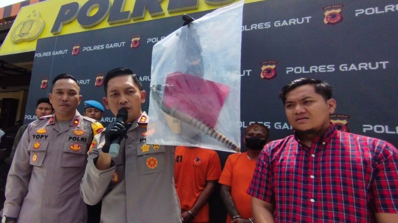 Kepala Kepolisian Resor Garut AKBP Rio Wahyu Anggoro menunjukkan barang bukti golok yang digunakan preman untuk menganiaya korbannya saat jumpa pers di Markas Polres Garut, Jawa Barat, Kamis (27/4/2023). (ANTARA/Feri Purnama)